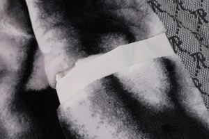 Détail de la veste polaire d'hiver avec motif encre noir et blanc et poignets