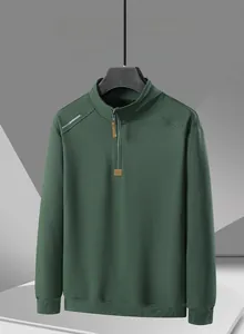 Primer plano detallado de la sudadera verde militar con media cremallera y tirador de cuero
