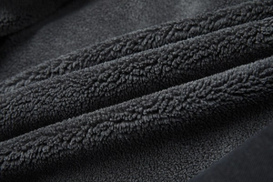 Detailopname van de warme donkergrijze fleecevoering van een winterjas voor heren