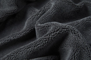 Macro-opname van dikke donkergrijze sherpa fleece voering met zachte structuur
