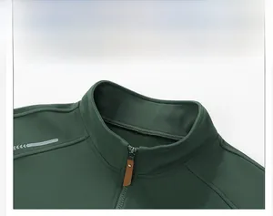 Detalle de la sudadera verde militar con cremallera media y tira reflectante en el cuello