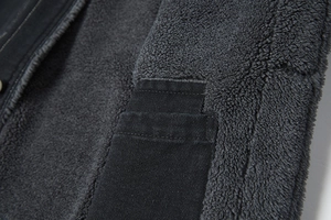 Dettaglio della calda fodera in montone sintetico e della tasca della giacca denim