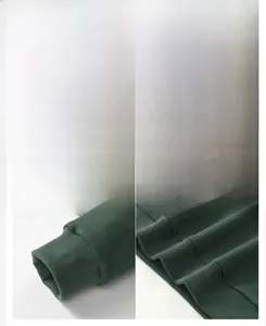 Detalle del cuello con cremallera y puños acanalados en una sudadera verde militar