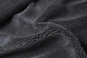 Dettaglio della fodera in pile grigio scuro che mostra la morbida texture per giacche
