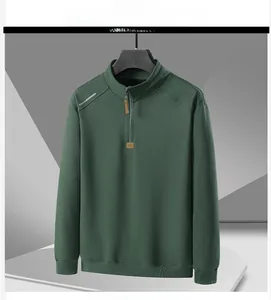 Detalle de sudadera verde militar con media cremallera, cuello alto y tira reflectante hombro
