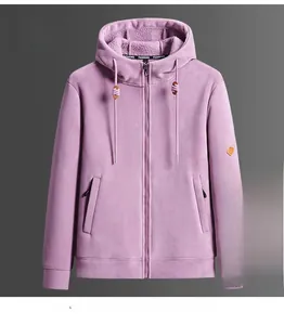Detailansicht des dicken Fleecefutters und Kordelzugs am lila Kapuzenpullover