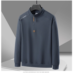 Detalle de sudadera azul oscuro con media cremallera y cuello alto deportivo
