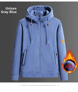 Detail eines graublauen Fleece-Hoodies mit warmem Futter und Leder-Berg-Aufnäher am Ärmel