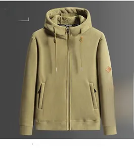 Details des ingwergelben Fleece-Hoodies mit dickem Futter und Rauten-Ärmelaufnäher