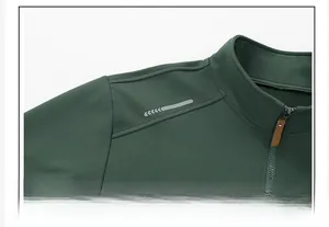 Detalle del jersey verde militar con cremallera metálica y tiras reflectantes de hombro