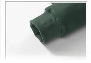 Primer plano detallado de los puños elásticos acanalados verde oscuro de una sudadera