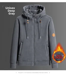 Detailansicht eines dunkelgrauen Fleece-Hoodies mit Reißverschluss und Leder-Patch
