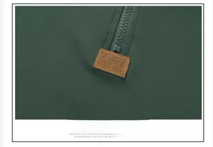 Detalle de sudadera con media cremallera, textura de gofre y etiqueta de cuero sintético