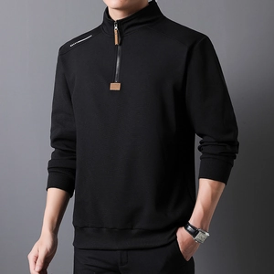 Sudadera negra para hombre con media cremallera, cuello alto y detalle de cuero