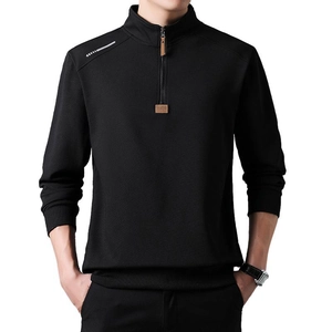 Sudadera negra para hombre con cremallera corta, cuello alto y detalle de rayas al hombro