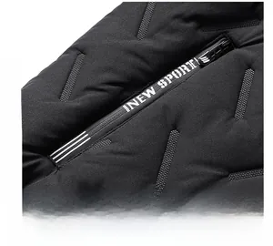 Dettaglio della giacca imbottita nera con tasca a zip e scritta NEW SPORT