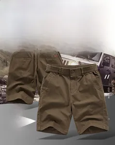 Vue détaillée du bermuda cargo en coton kaki avec taille élastique et tissu délavé
