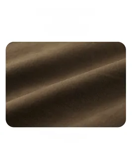 Détail du tissu marron foncé imperméable et coupe-vent rembourré de duvet de canard