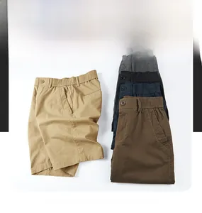 Détail montrant cinq couleurs de shorts cargo en coton pour hommes avec taille élastique