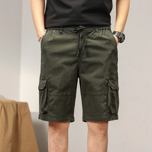 Dettaglio dei pantaloncini cargo verde militare con coulisse elastica e anello a D