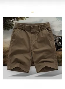 Détail du short cargo café avec taille élastique, bouton et passants de ceinture