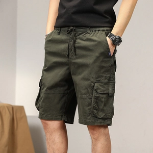 Dettaglio dei pantaloncini cargo verde militare con vita elastica a coulisse e tasche laterali