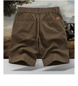 Vue arrière du short cargo marron foncé en coton avec taille élastique et écusson cuir