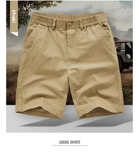 Détail du short cargo kaki montrant la taille élastique, le bouton et le tissu en sergé