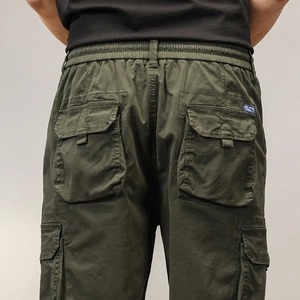 Vista posteriore dei pantaloncini cargo verde militare con vita elastica e tasche con patta