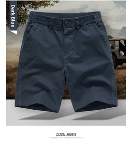 Détail de short cargo bleu marine avec taille élastique, bouton unique et passants de ceinture