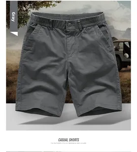 Gros plan détaillé du short cargo gris avec taille élastique, bouton et passants de ceinture