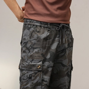 Dettaglio di pantaloncini cargo mimetici con vita elastica e tasche laterali con patta