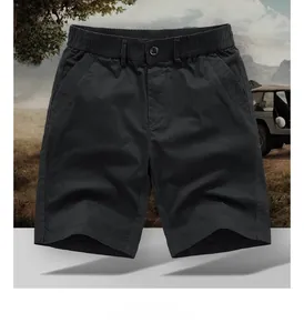 Gros plan détaillé du short cargo noir pour homme avec taille élastique et coton doux