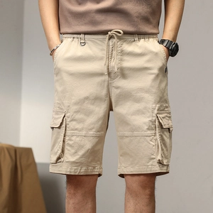 Dettaglio dei pantaloncini cargo da uomo con vita elastica e tasche laterali a patta