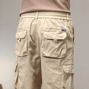 Vista dettagliata dei pantaloncini cargo kaki con elastico in vita e tasche posteriori