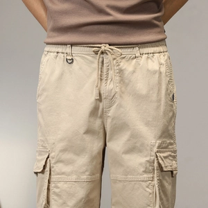 Dettaglio dei pantaloncini cargo kaki con vita elastica, coulisse e anello a D in metallo