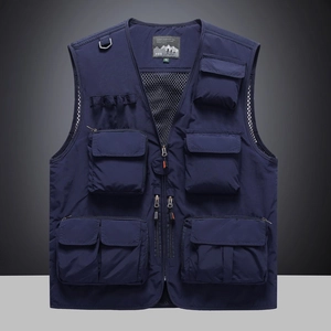 Vue de face d'un gilet fonctionnel bleu foncé à poches multiples pour activités de plein air