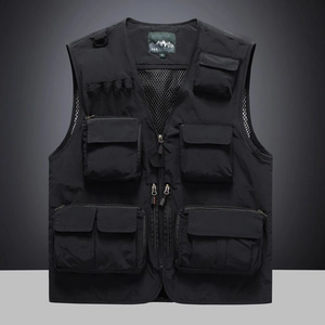 Détail du gilet tactique montrant le col en V et la doublure en maille respirante