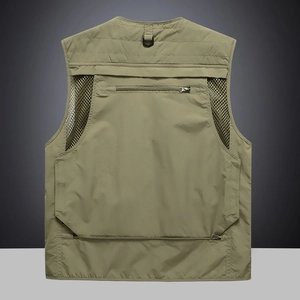 Vue détaillée du gilet de pêche vert armée avec dos en maille respirante et poche zippée