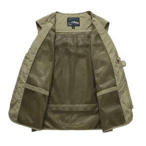 Gros plan sur le gilet de pêche vert olive avec doublure en mesh et poches intérieures