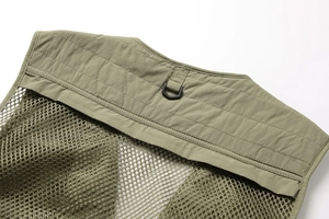 Détail d'un gilet d'extérieur avec mesh respirant et anneau en D robuste en vert armée
