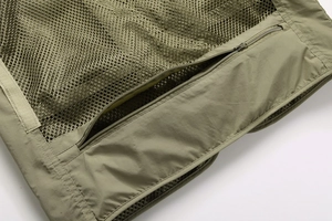 Détail du gilet en maille vert olive montrant la fermeture éclair et les poches velcro