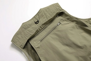 Détail de gilet extérieur vert armée avec tissu en maille respirant et anneau en D