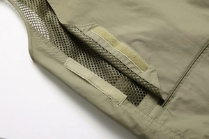 Détail du gilet multipoches vert olive avec doublure en mesh et fermeture velcro