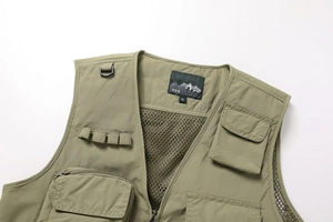 Détail du gilet extérieur vert armée avec poches, anneaux en D et doublure en maille aérée