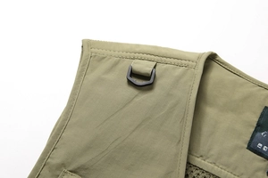 Détail d'un gilet tactique avec attache en D et doublure en maille respirante