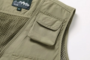 Détail de la veste vert armée avec doublure en maille respirante et poche de poitrine