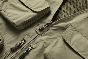 Détail macro de la doublure en maille respirante et du zip de la veste d'extérieur