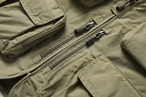 Détail de gilet d'extérieur vert militaire avec poches zippées multifonctions et maille