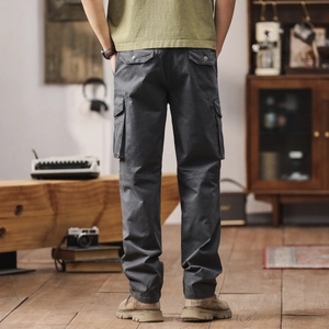Vue arrière du pantalon cargo gris foncé pour homme avec poches et style vintage